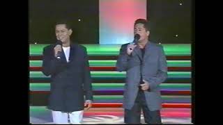 Show de Calouros  Leandro amp Leonardo cantam quotUm Violeiro Tocaquot no SBT em 1995 [upl. by Nahsez]