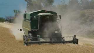 Moissonneuse batteuse JOHN DEERE 2254 harvest hautesalpes au bord du lac de Serre Poncon 3 [upl. by Fokos59]