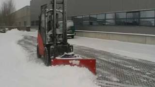 Linde heftruck H50D sneeuwschuiven [upl. by Renruojos]