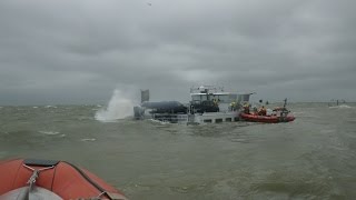 Marineschip in extreem zwaar weer [upl. by Darum]