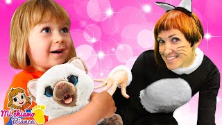 La bambina Bianca si prende cura di un gattino Video con i giochi per bambini Mi chiamo Bianca [upl. by Alyat]