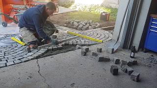 Natursteinpflaster in Bögen verlegen laying cobblestones on concrete [upl. by Ruthann241]