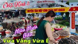 chưa từng thấy CHỢ KÊNH 5 người bán còn nhiều hơn người mua ngay những ngày mưa bão [upl. by Enileve337]