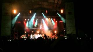 Calle 13 feat Vetusta Morla  Ojos Color Sol en directo [upl. by Aselehc]