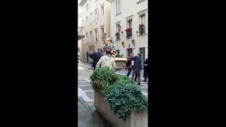 Incidente durante la processione a Trieste cade la statua della Madonna [upl. by Wagshul793]