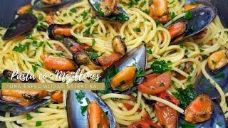 quotPasta e cozzequot receta tipica italiana deliciosa con 2 ingredientes principales mejillones y pasta [upl. by Debbie939]