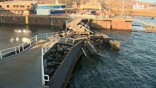 Schiffsunfall in Kiel Holtenau Totalschaden an Schleuse [upl. by Winona]