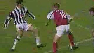 Bergkamp fa impazzire Montero in Arsenal  Juventus [upl. by Gaspar]