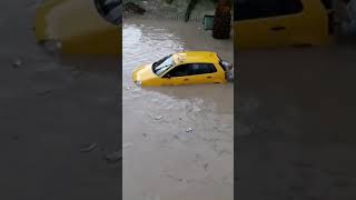 Ce chauffeur de taxi a tout fait pour sauver sa voiture inondée vidéo [upl. by Valentia560]