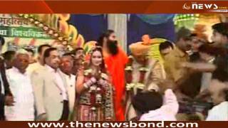 Navneet Kaur Weds MLA Ravi Rana in Mass Marriage [upl. by Uhp938]