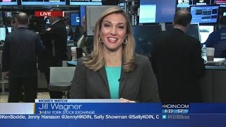 Jill Wagner drops her papers on KOIN 6 News at 6am [upl. by Yul48]