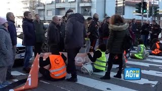 Ultima Generazione blocca il traffico in viale Lucania a Milano calci e offese per gli attivisti [upl. by Venable104]