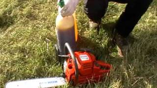 Forstschulecom  Betanken der Motorsäge mit Kombikanister  Refuel a chainsaw with combi canister [upl. by Nobell]