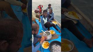 నడి సముద్రంలో తప్ప మీద అన్నం ఎలా తింటారు  How Do You Sea Boat food eting sivaram seafood fish [upl. by Lenoj]