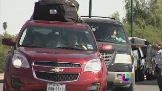 Paisanos viajan en caravanas a México para evitar extorsiones  Noticiero Univisión [upl. by Care]