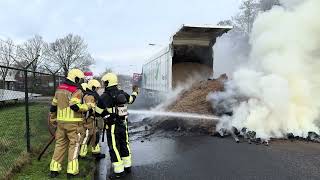 Brandweer blust brand in vrachtwagen met pulp in Sumar [upl. by Ardnas]