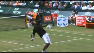 Coup incroyable de Gaël Monfils face à Tommy Haas  Funny Shot Halle Open 2013 [upl. by Oswell]