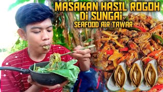 ROGOH DI SUNGAI DAN LANGSUNG DI MASAK  SEAFOOD AIR TAWAR  KERANG KIJING [upl. by Kcireddor384]