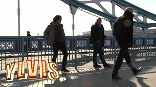 I kveld med Ylvis  Sparker folk i LONDON  Kicking random people [upl. by Cantlon]