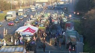 Les agriculteurs resserrent létau sur Paris lA6 bloquée à ChillyMazarin Essonne  AFP Images [upl. by Nagud]