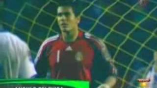 MEXICO VS HONDURAS OSWALDO SANCHEZ PIDE PIEDAD LE SUPLICA A SUAZO ¡NO MAS [upl. by Alfy]