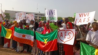 Aujourdhui à la place du cinquantenaire de Bamako manifestations suite au sommet de lAES à Niamey [upl. by Ferne734]