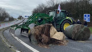 Blocages  Les agriculteurs resserrent létau sur Paris les tractations se poursuivent [upl. by Esir]