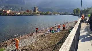 volontari di Malgrate ripuliscono la spiaggia [upl. by Bove139]