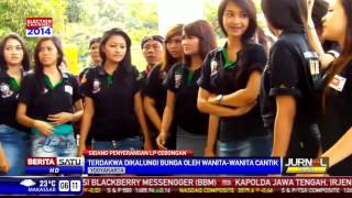 Terdakwa Dikalungi Bunga Oleh Wanita  Wanita Cantik [upl. by Dwaine]