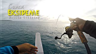 Jigging saat cuaca Extreme  Metode Drifting Daiwa BG 4000 [upl. by Schaeffer894]