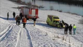 Ambulance met patient vast in de sneeuw [upl. by Rosene]