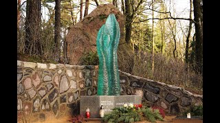 Memorial glass sculpture quotHeartbeatquot at the historic Forest Cemetery Riga  Glasstoneeu [upl. by Ellyn]