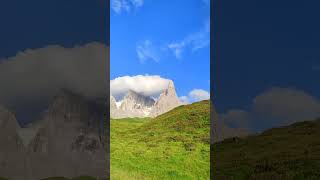 Sui sentieri fioriti ai piedi delle Dolomiti che si lasciano ammirare per un po svestendosi dalle [upl. by Hcardahs965]