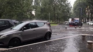 Le impressionanti immagini del nubifragio a Milano chicchi di grandine grossi quasi quanto un palmo [upl. by Mik102]