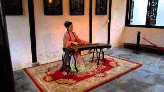 La cithare de Chine  le GuZheng musique traditionnelle chinoise Parc Liu  Suzhou [upl. by Evvie]