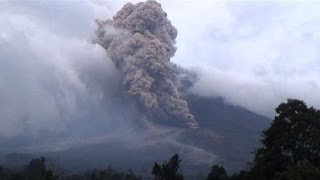 Indonésie plus de 20000 déplacés après léruption dun volcan [upl. by Alenoel]