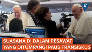 Momen Paus Fransiskus Salami Penumpang Pesawat Saat Menuju Indonesia [upl. by Ilajna]