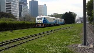 Locomotora China CKD 8G 0002 para Argentinapara larga distancia paseando por Puerto Madero [upl. by Dick718]