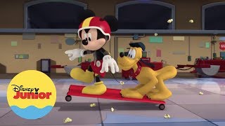 La Fiesta es Aquí  Mickey Aventuras Sobre Ruedas [upl. by Laure]