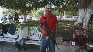 Aumenta la crisis entre autodefensas de Michoacán [upl. by Witherspoon64]