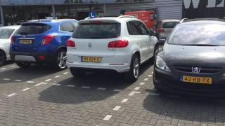 ACHTERUIT INPARKEREN IN EEN PARKEERVAK [upl. by Barvick]