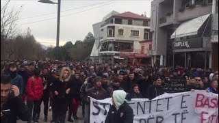 Report TV  Nis protesta në Korçë studentët marshojnë përmes qytetit [upl. by Christabelle]