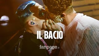 Sanremo 2020 Achille Lauro bacia Boss Doms in diretta ecco il significato del gesto [upl. by Nosirb]