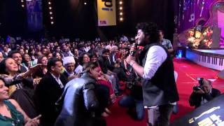 Arijit Singh gives a tribute to Shah Rukh Khan at 6th Royal Stag Mirchi Music Awards [upl. by Timmie]