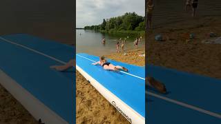 Wir bauen eine XXL WASSERRUTSCHE am See 😵💦mit Itsmisabell und Tom airtrack slipandslide lustig [upl. by Di602]