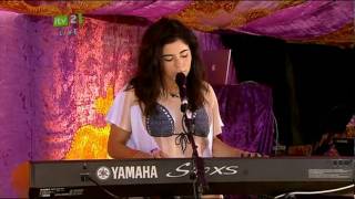 Marina and the Diamonds  Obsessions Live acoustic Isle Of Wight Festival  Intro 11062010 [upl. by Percival]