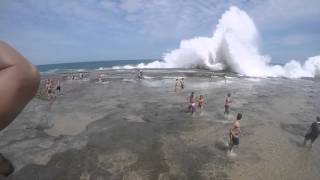 Impresionante Ola gigante arrastra a todos en una playa [upl. by Jackson]