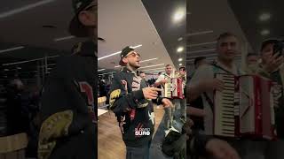 Ezeiza Ulises Bueno improvisó un show en el Aeropuerto [upl. by Ainslee]