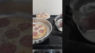 como esquentar pizza na frigideira🤤2 [upl. by Ahseenal]