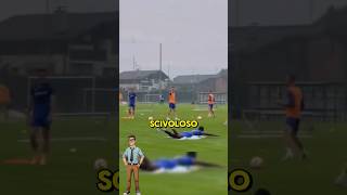 Perché i calciatori esultano scivolando sulle ginocchia shorts calcio [upl. by Aerdnad]